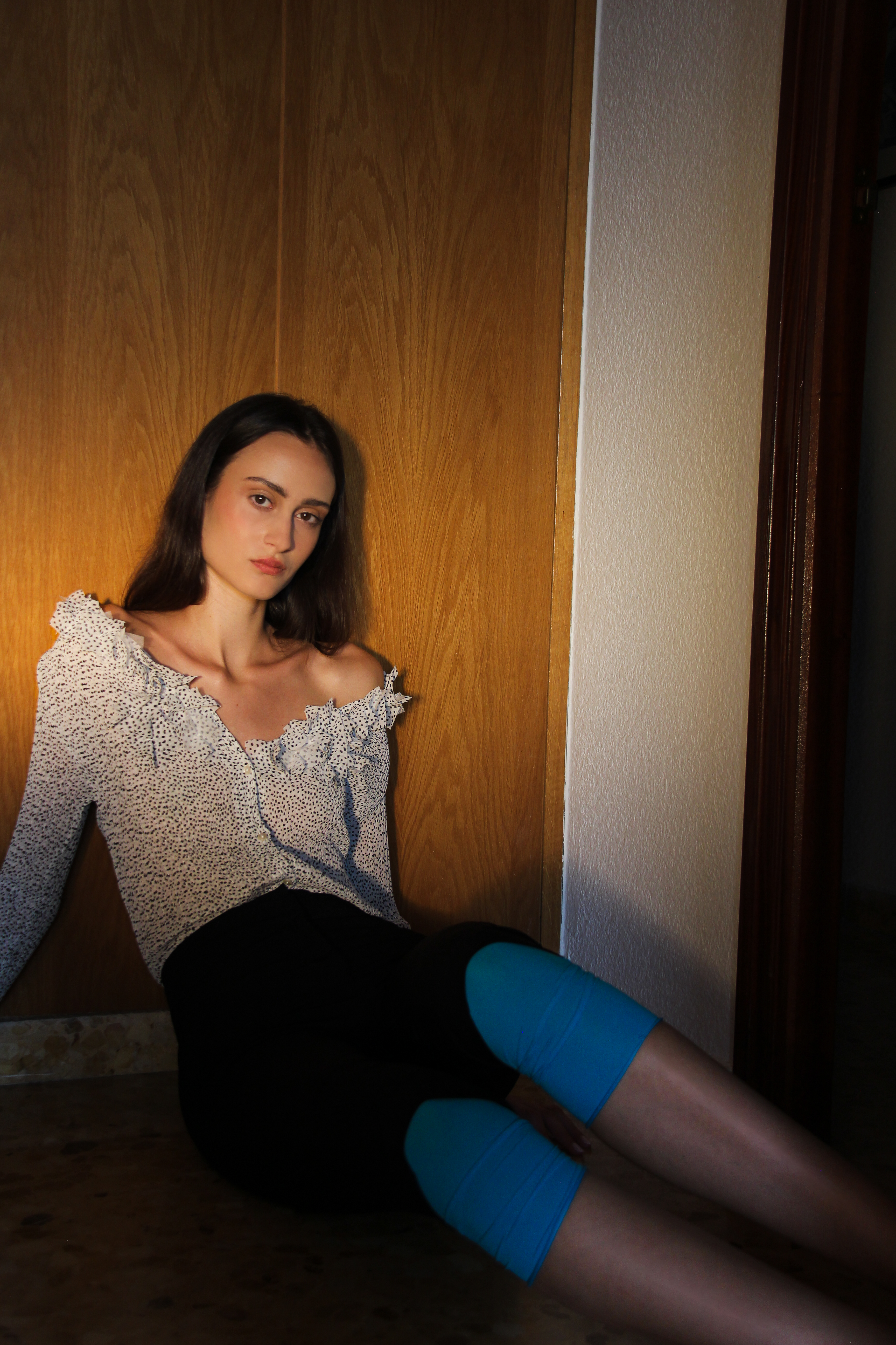 Modelo interactuando con un rincón de una casa en una escena cotidiana de la editorial “Grangran’s”